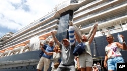 威士特丹號郵輪的乘客2020年2月14日在柬埔寨西哈努克港下船後的興奮反應。（資料照片）