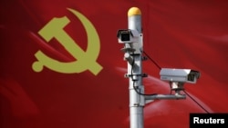 以党旗为背景的监测摄像头(资料照)