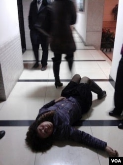 双流独立参选人干兴艳被殴倒地