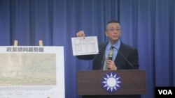  国民党文传会副主委胡文琦在记者会上展示民调