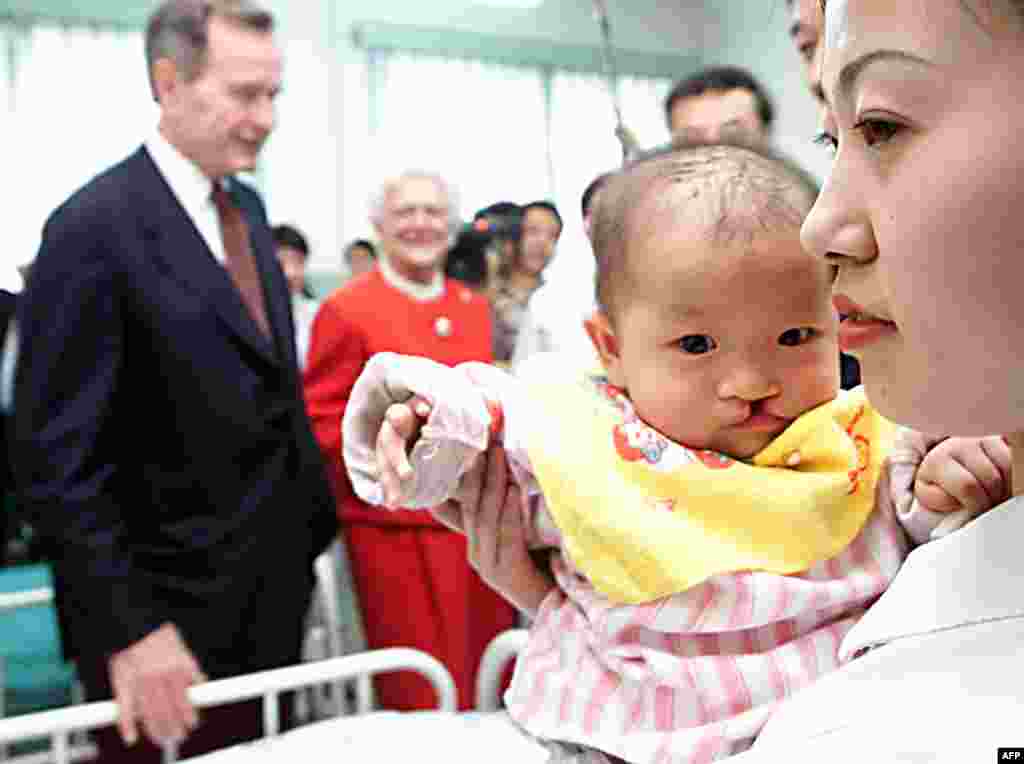 2000年3月2日，前美國總統喬治布殊和妻子芭芭拉訪問北京一家醫院，那裡有嬰兒腭裂患者將接受&ldquo;微笑列車&rdquo;的醫生手術。布殊夫婦在中國首都參加慈善活動，以幫助中國兒童恢復笑臉。