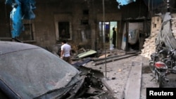 醫療人員在視察敘利亞阿勒頗反政府武裝控制的城區遭空襲後的一所戰地醫院的受損情況。（2016年9月28日）