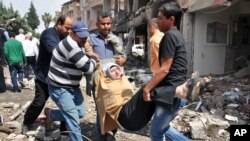 土耳其與敘利亞邊境附近的雷伊漢勒鎮發生爆炸﹐傷者被抬離現場。