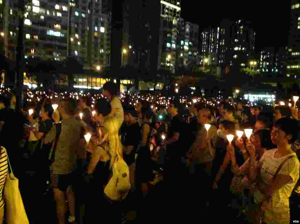 数以万计港人云集维园烛光纪念六四事件(美国之音海彦拍摄)