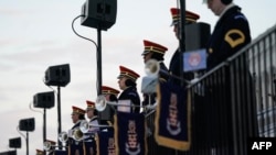 Военный оркестр во время генеральной репетиции выступления перед инаугурацией Трампа, 12 января 2025 года