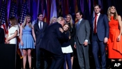 川普在競選集會上擁抱孫女阿拉貝拉(資料圖片)