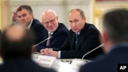 左一为克里姆林宫办公厅第一副幕僚长沃洛金（2013年9月4日资料照片）