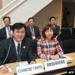 台湾卫生署国际合作处处长阮娟娟 (右边那位女士)