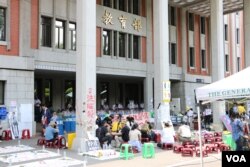 台湾学生在教育部门前示威（美国之音杨明拍摄）