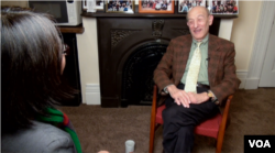 哈佛大学荣退教授傅高义在麻萨诸塞州住所接受美国之音记者莉雅专访。（资料照）