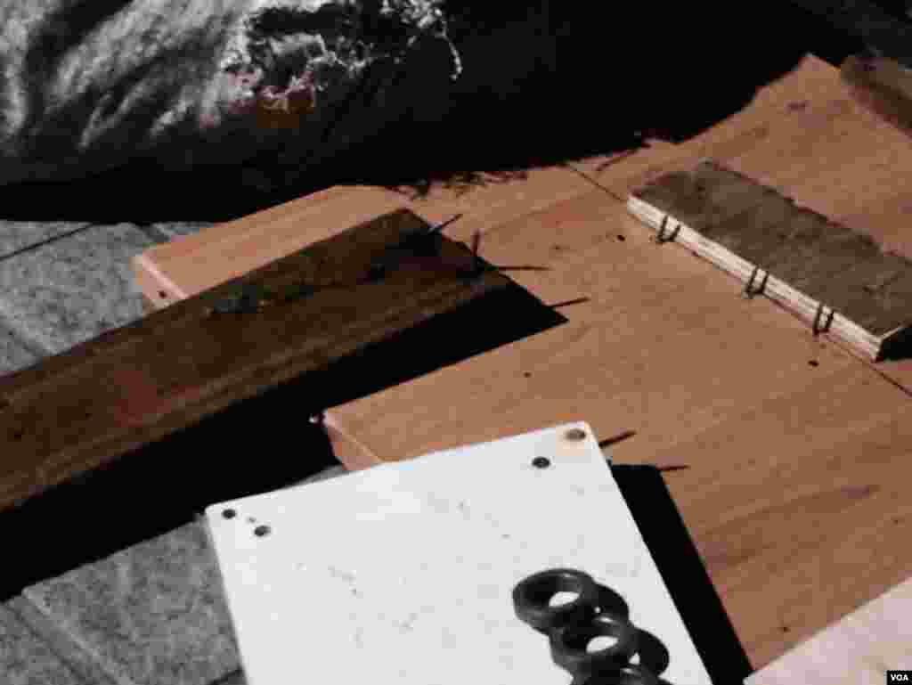 警方在包圍政府總部行動中，在金鐘佔領區搜獲一些有鐵釘的木板、木製盾牌 之類，有危險性的抗議物品