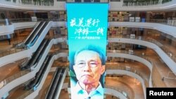 廣東省廣州市中心商業區一家商場裡的電子屏幕上顯示中國新型冠狀病毒專家鐘南山的照片。（2020年2月10日） 