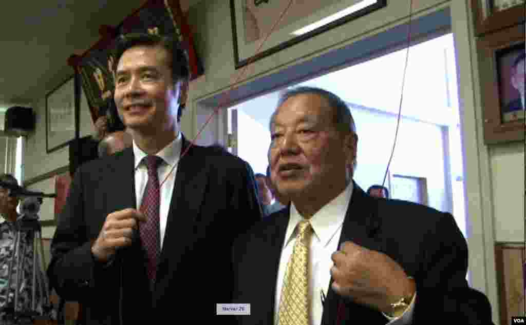 金溥聪和会馆主席马国威拉红绳揭开匾额（美国之音记者包小祥拍摄）