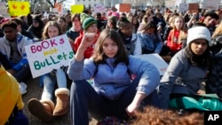 美国学生在华盛顿白宫外举行聚会抗议枪支暴力。（2018年3月14日）