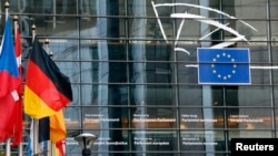 布鲁塞尔欧洲议会外飘扬的德国国旗（2013年10月21日）