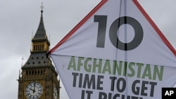 星期五示威者在倫敦的大笨鐘附近放出大風箏﹐紀念阿富汗戰爭十週年