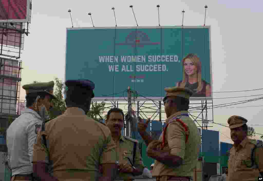 在印度的海德拉巴，在全球创业峰会的举行地点高科技城的入口处，警察站在大会的标牌下面，标牌上的口号是&ldquo;当妇女成功了，我们就都成功了。&rdquo;这似乎是伊万卡说的。