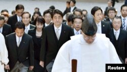 2015年1月5日日本首相安倍晉三（中）和內閣部長訪問伊勢神宮。