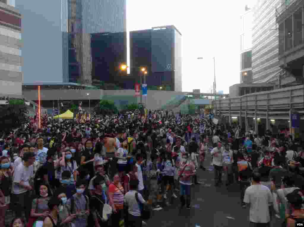 港人声援占中抗拒警方封锁中环金钟多处瘫痪（美国之音海彦拍摄） 