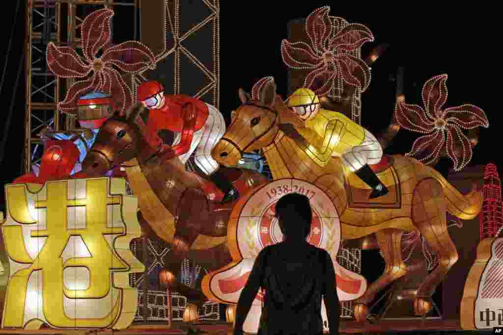 庆祝香港主权回归中国20周年之际的灯饰，显示&ldquo;马照跑&rdquo;。