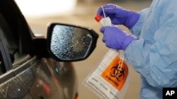 2020年3月13日西雅圖華盛頓大學醫學中心護士做新冠測試。