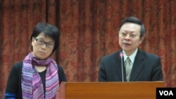 台灣文化部長龍應台(左)以及陸委會主委王郁琦在立法​​院接受質詢（美國之音張永泰拍攝）