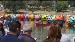 美国万花筒：都市丛林遥相看 成千彩球映湖光