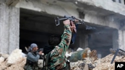 叙利亚士兵在阿勒颇与反政府武装发生战斗（资料图）