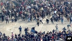 穆巴拉克的支持者與反對者在開羅塔利爾廣場發生衝突