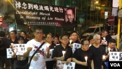 香港支联会主席何俊仁(右三)7月15日引领悼念刘晓波烛光游行。 (美国之音记者海彦拍摄 )