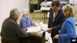 罗姆尼和他的妻子安回麻省投票