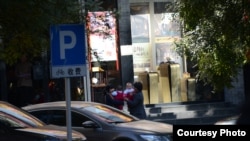 &quot;AirAsia&quot; samolyotida qarindoshi bo&#39;lgan fuqarolar. Surabaya, Indoneziya, 28-dekabr, 2014-yil.