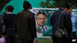 巴基斯坦前總統穆沙拉夫住宅門外警察換崗。