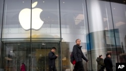 人们经过北京的苹果商店。2019年2月26日