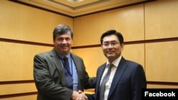 時任美國國務院代理副助卿馬克·蘭伯特2018年5月8日與南韓的北韓核事務官員會面。 (美國國務院東亞事務局臉書）