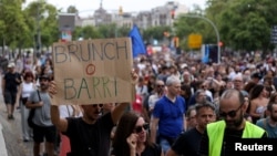 ບັນດາປະຊາຊົນ ປະທ້ວງ ຕໍ່ການທ້ອງທ່ຽວຂະໜາດໃຫຍ່ ຢູ່ ບາເຊໂລນາ.