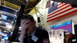 華爾街漲跌牽動人心。圖為紐約證券交易所一名交易員面臨3月9日星期一股市開盤時的暴跌。