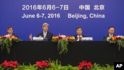 6月7日美中戰略與經濟對話在北京舉行了為期兩天的高層會談。美國財政部長杰克盧(左),美國國務卿克里(左二),中國外長王毅(右二)與中國國務委員楊潔篪(右)。