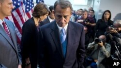 2013年10月15日众议院议长共和党人贝纳在国会举行记者会之后离开现场