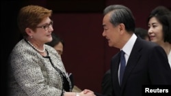 中國外交部長王毅在泰國曼谷與澳大利亞外交部長佩恩舉行會晤。(2019年8月2日) 