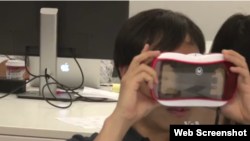 FullDive公司共同创始人尤森·托姆在测试虚拟现实设备