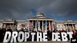 今年2月15日，抗议者在伦敦举行集会。他们高举标语牌，表示与希腊团结一致。抗议者背后是英国国家艺术馆。