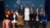 La Première dame Melania Trump et le sous-secrétaire d'Etat américain aux Affaires politiques Thomas Shannon avec les lauréates du prix international Femme de Courage 2017.
