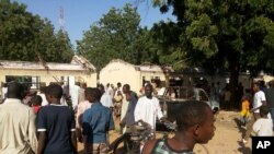 民眾圍觀被炸學校