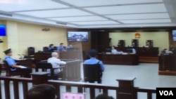 獨立中文筆會會員、北京教會人士胡石根在法庭被告席上，他被控涉嫌“顛覆國家政權罪”（美國之音葉兵拍攝）