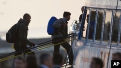 2016年4月3日，移民们在希腊莱斯博斯岛登上渡船。