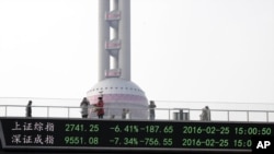 资料照 上海金融区人行桥上显示的股市综合指数
