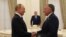 俄罗斯政府公布的照片显示美国特使威特科夫在克里姆林宫与俄罗斯总统普京握手。(2025年8月6日)