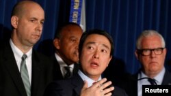 紐約南區代理聯邦檢察官金俊賢宣布對紐約地鐵炸彈襲擊案的嫌疑人烏拉提出聯邦控罪。左為聯調局紐約辦公室助理主任威廉·F·斯維尼，右為紐約市警察局負責情報和反恐事務副局長約翰·J·米勒。