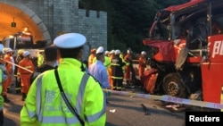 当地警察和消防员在事故现场(2017年8月11日)